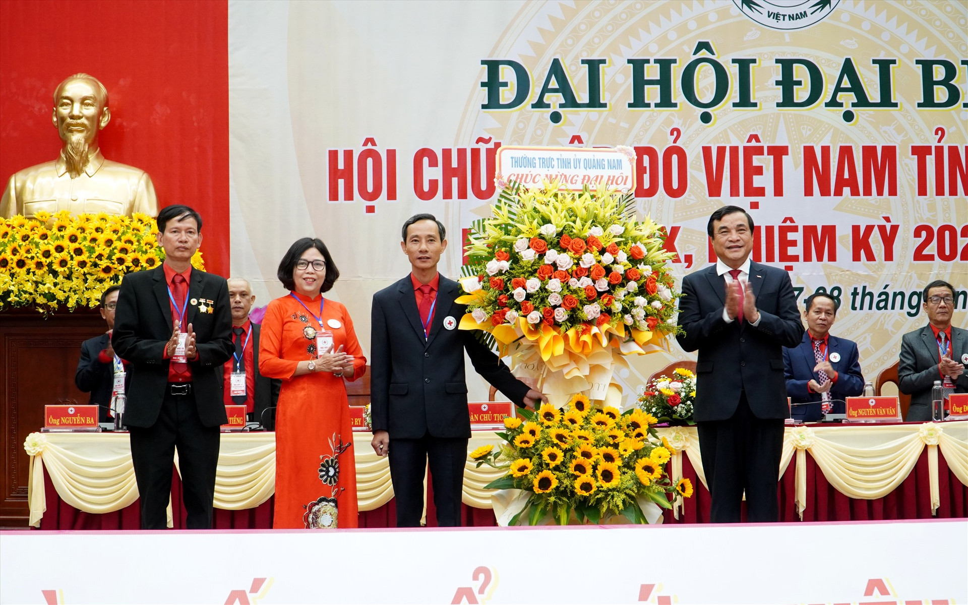 Bí thư Tỉnh ủy Phan Việt Cường tặng hoa chúc mừng đại hội. Ảnh: H.Q