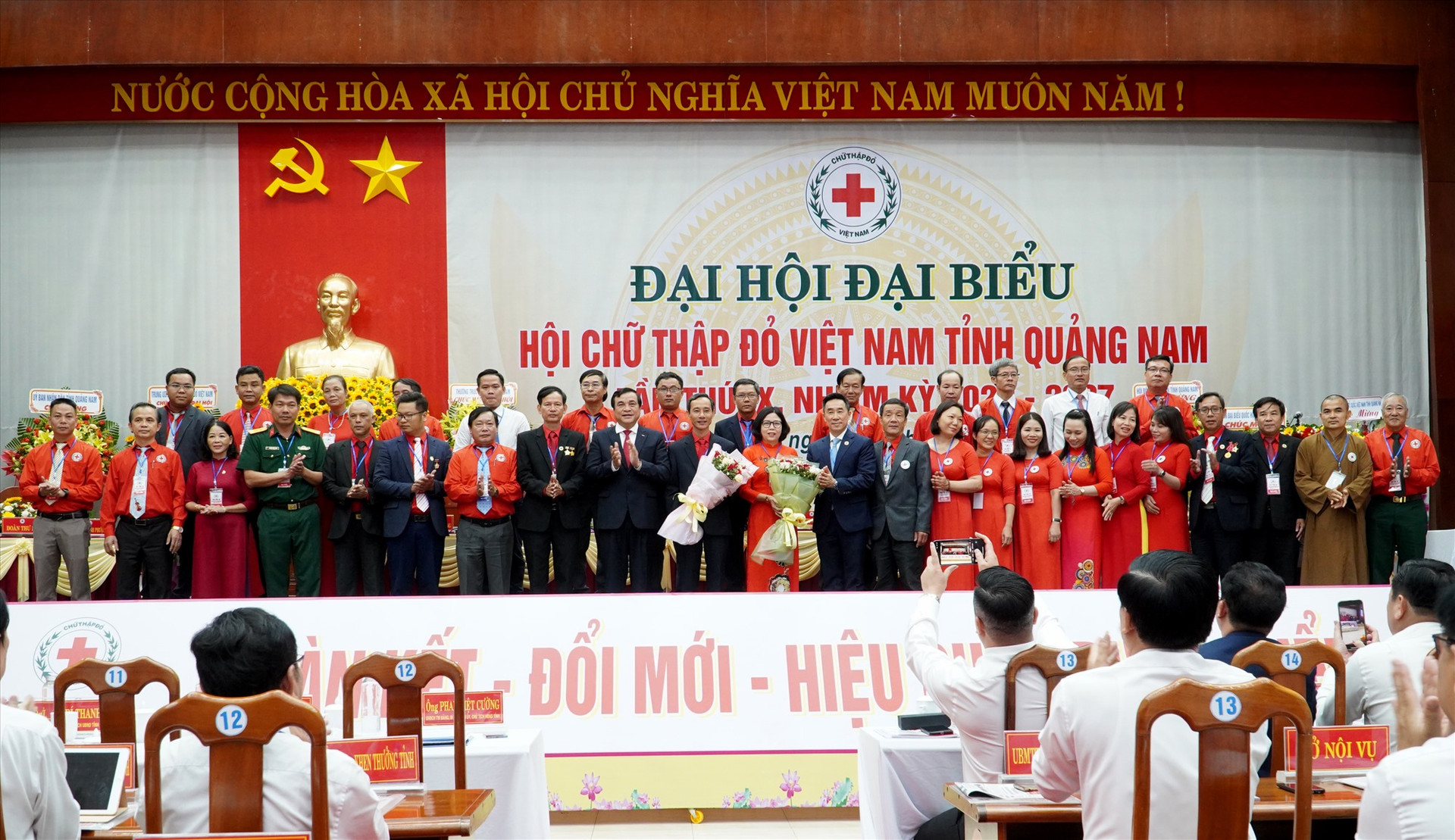 Ban chấp hành Hội Chữ thập đỏ nhiệm kỳ 2022-2027 ra mắt đại hội. Ảnh: H.Q