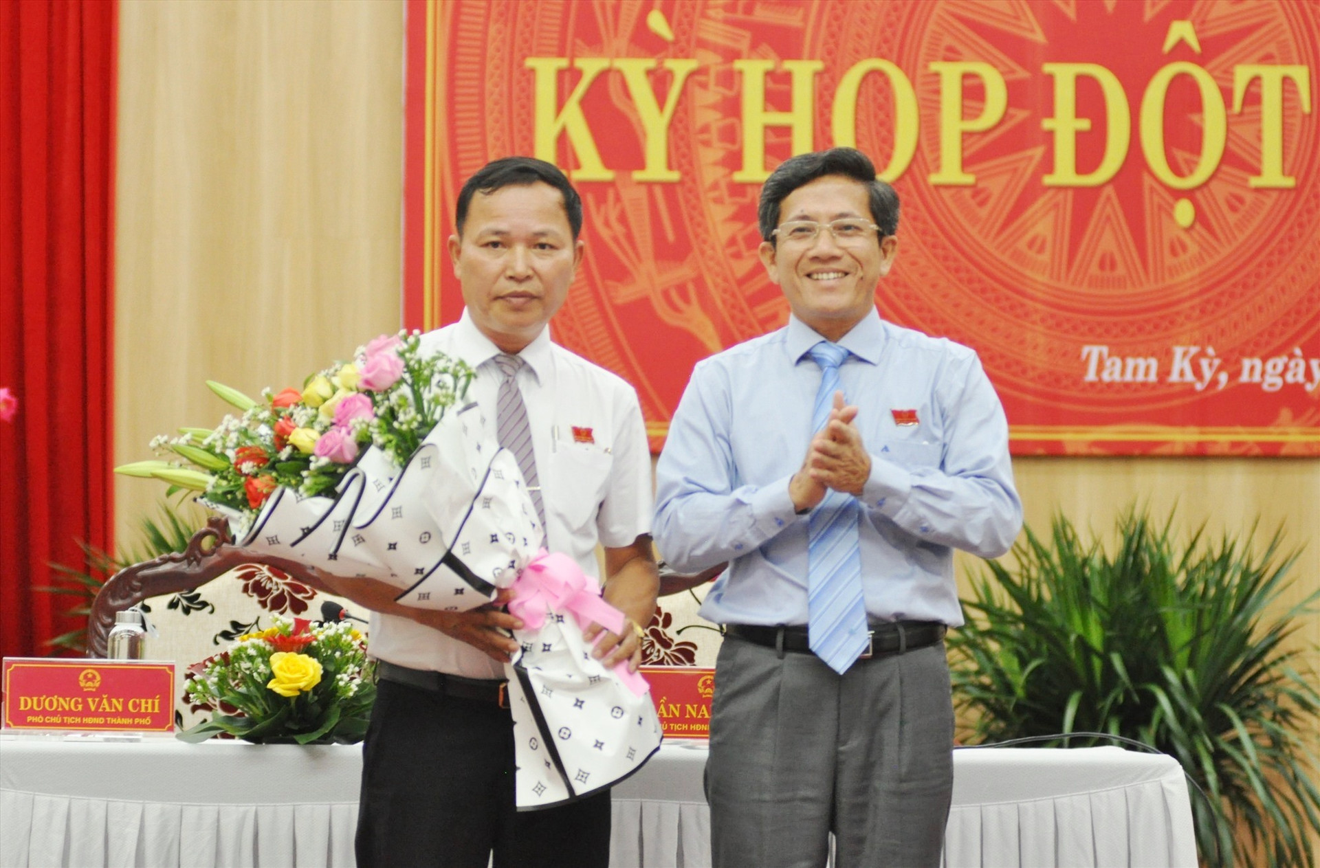 Bí thư Thành ủy, Chủ tịch HĐND TP.Tam Kỳ Trần Nam Hưng chúc mừng ông Dương Văn Chí (bên trái). Ảnh: X.P