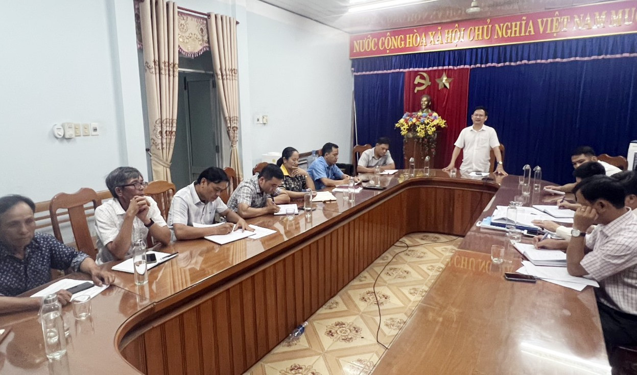 CT UBND huyện Phước Sơn Lê Quang Trung đối thoại với nhân dân để giải quyết các vấn đề bức xúc.