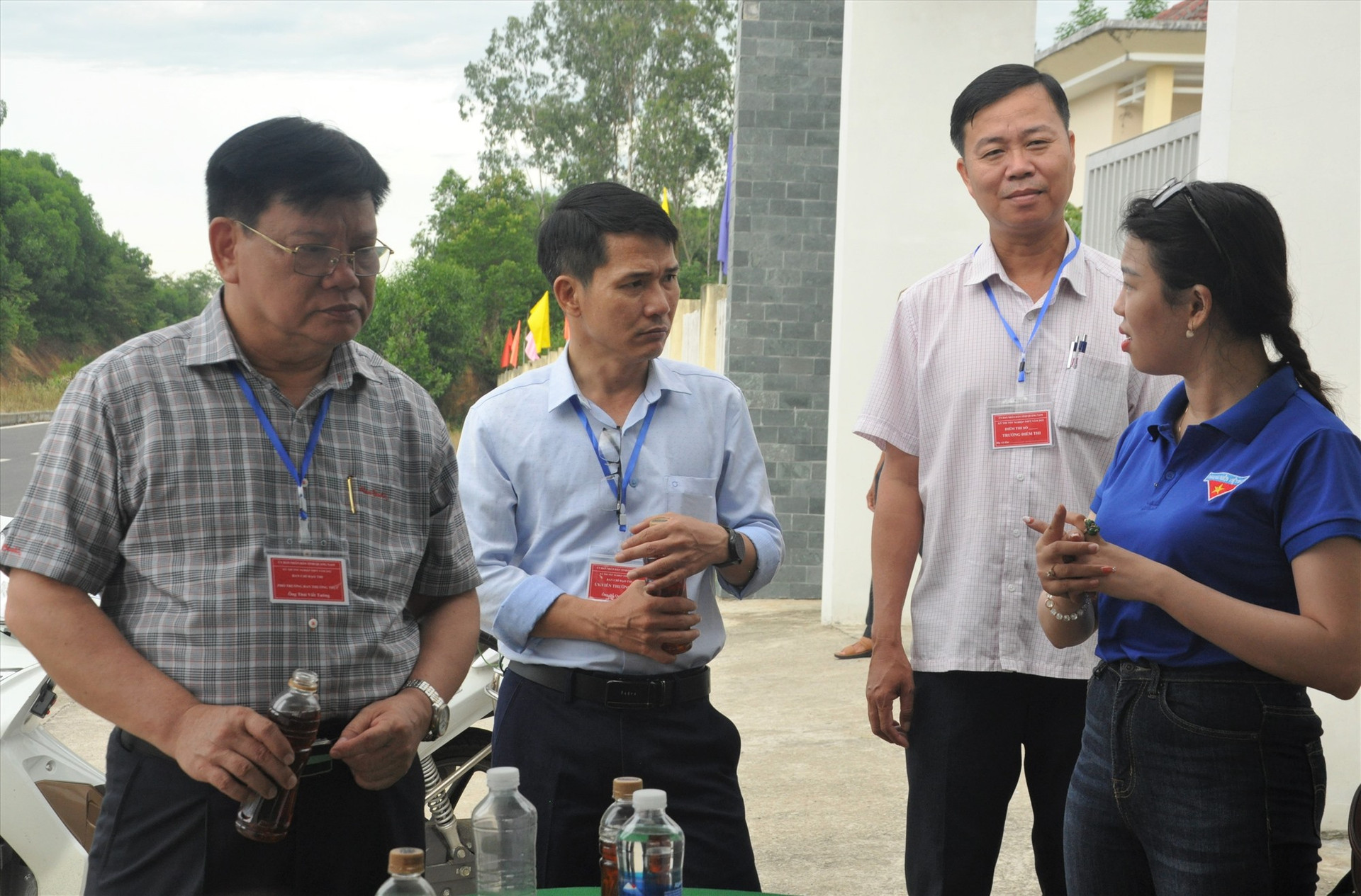 Giám đốc Sở GD-ĐT Thái Viết Tường trao đổi với đội thanh niên tình nguyện của Huyện Đoàn Phú Ninh tiếp sức mùa thi tại điểm thi Trường THPT Võ Nguyên Giáp (Phú Ninh). Ảnh: X.P