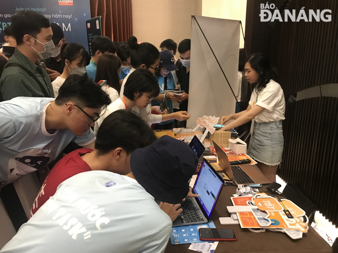 Một gian hàng tại sự kiện Google I/O Extended MienTrung 2022. Ảnh: M.Q