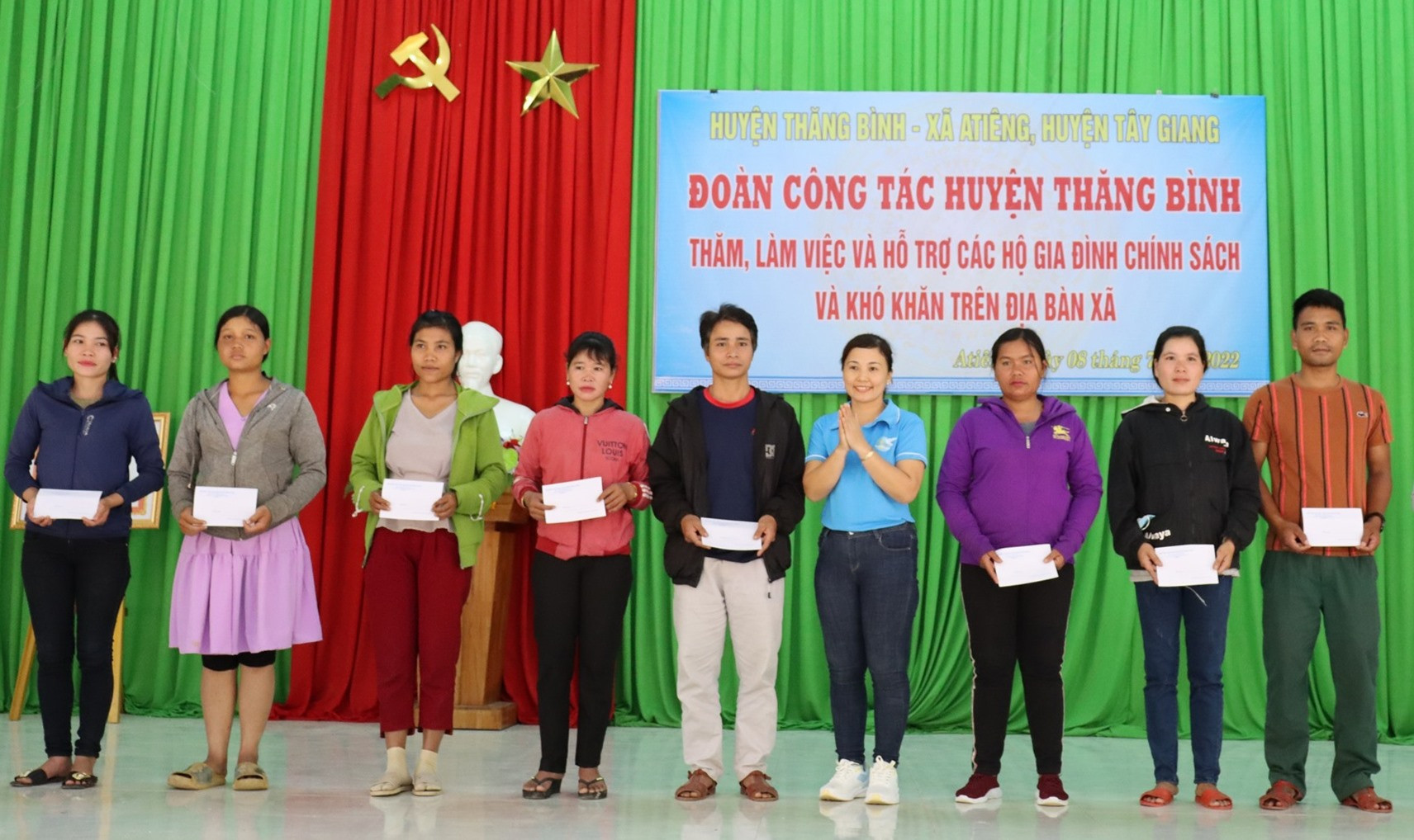 Huyện Thăng Bình tặng quà cho các hộ gia đình khó khăn tại xã A Tiêng. Ảnh Thúy Tiến