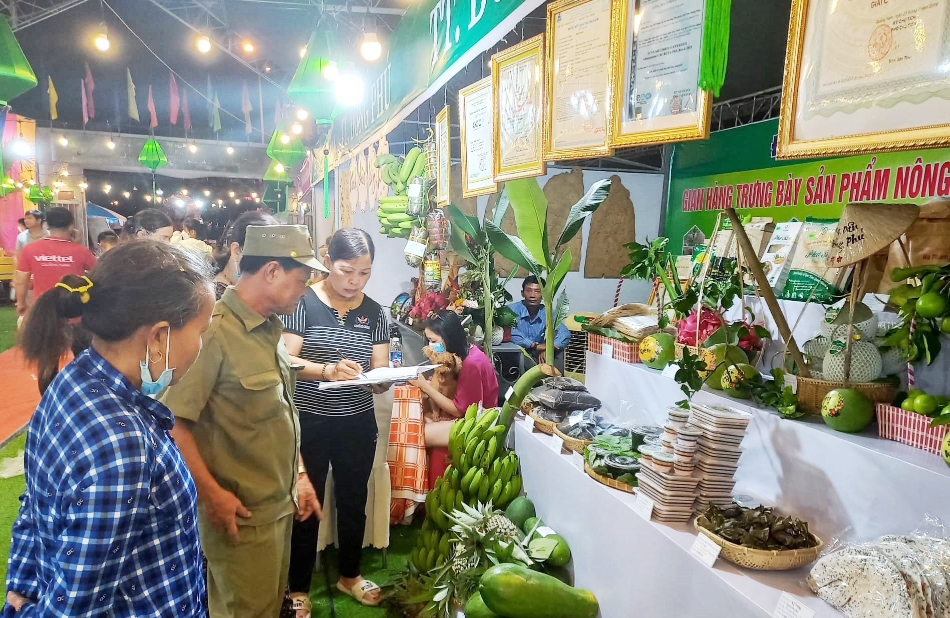 Người dân Quế Sơn tham quan, mua sắm tại hội chợ. ảnh DT