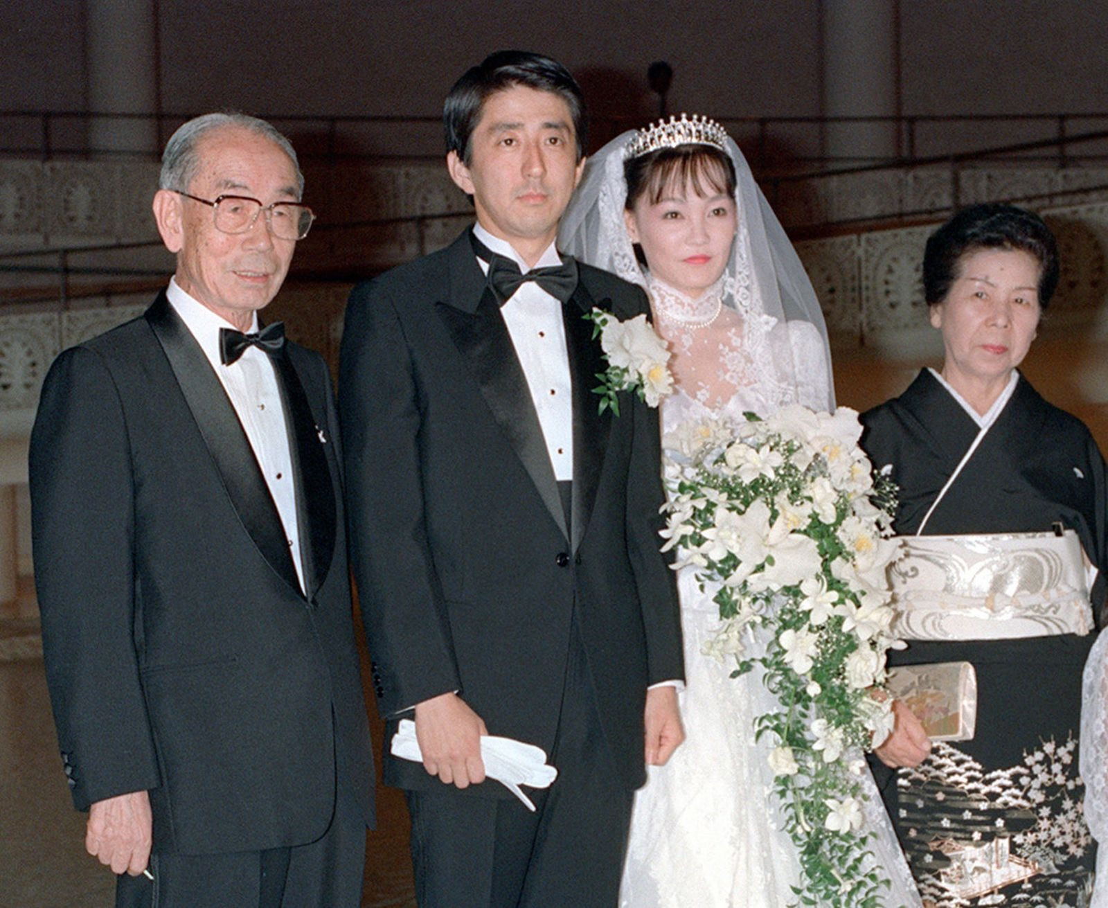 Ông Shinzo Abe kết hôn với bà Akie Abe (là một phát thanh viên) vào năm 1987 và đến nay họ không có con. Ảnh: AP