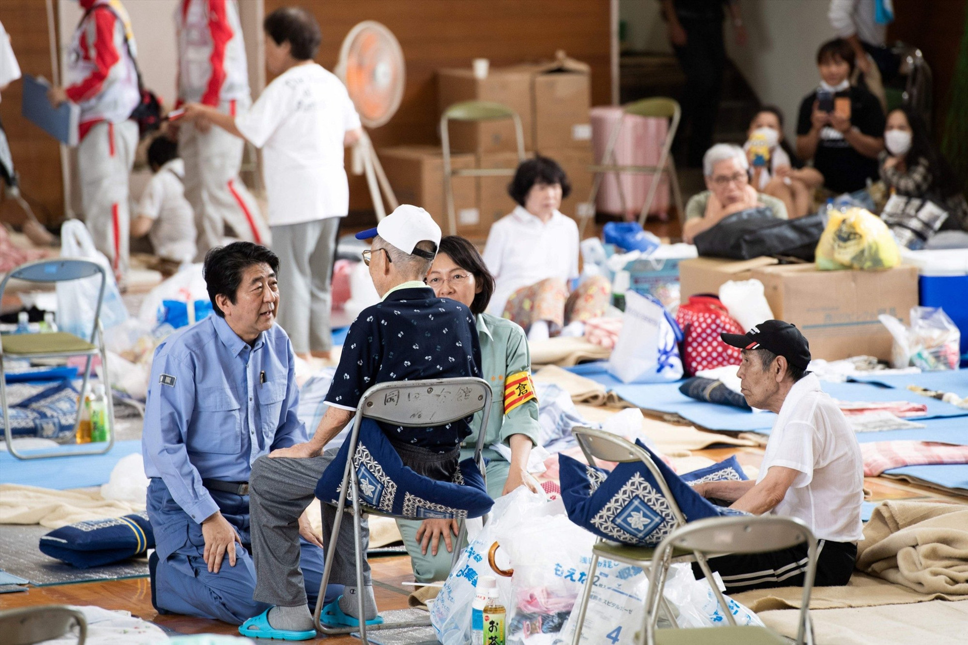 Abe đến thăm một nơi trú ẩn cho những người bị ảnh hưởng bởi lũ lụt ở Mabi, tỉnh Okayama, vào tháng 7 năm 2018