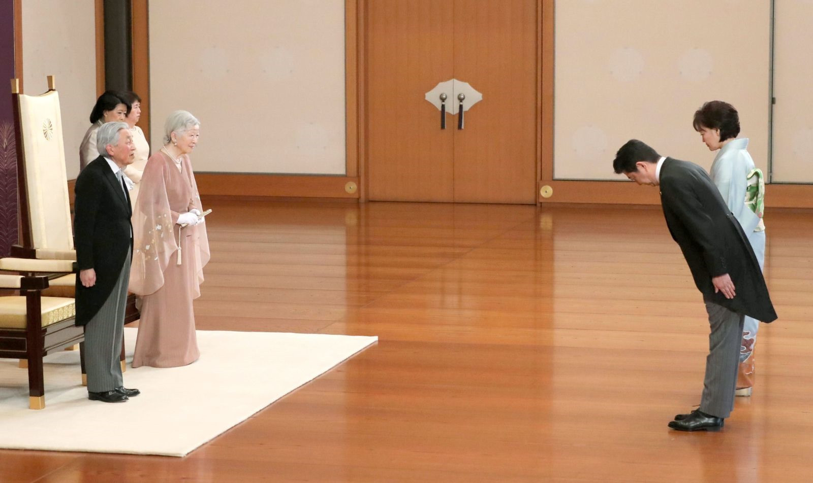 Thủ tướng Abe và phu nhân Akie chào Nhật hoàng Nhật Bản Akihito và Hoàng hậu Michiko nhân kỷ niệm 60 năm ngày cưới vào năm 2019