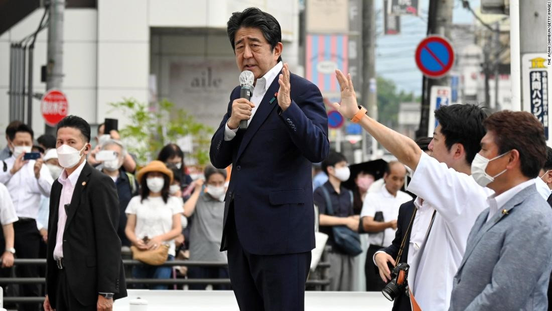Khoảng 11h30 phút ngày 8.7.2022 (giờ địa phương), cựu Thủ tướng Shinzo Abe bị ám sát và tử vong khi ông đang thuyết trình vận động tranh cử ở thành phố Nara của Nhật. Ảnh: adorablenews