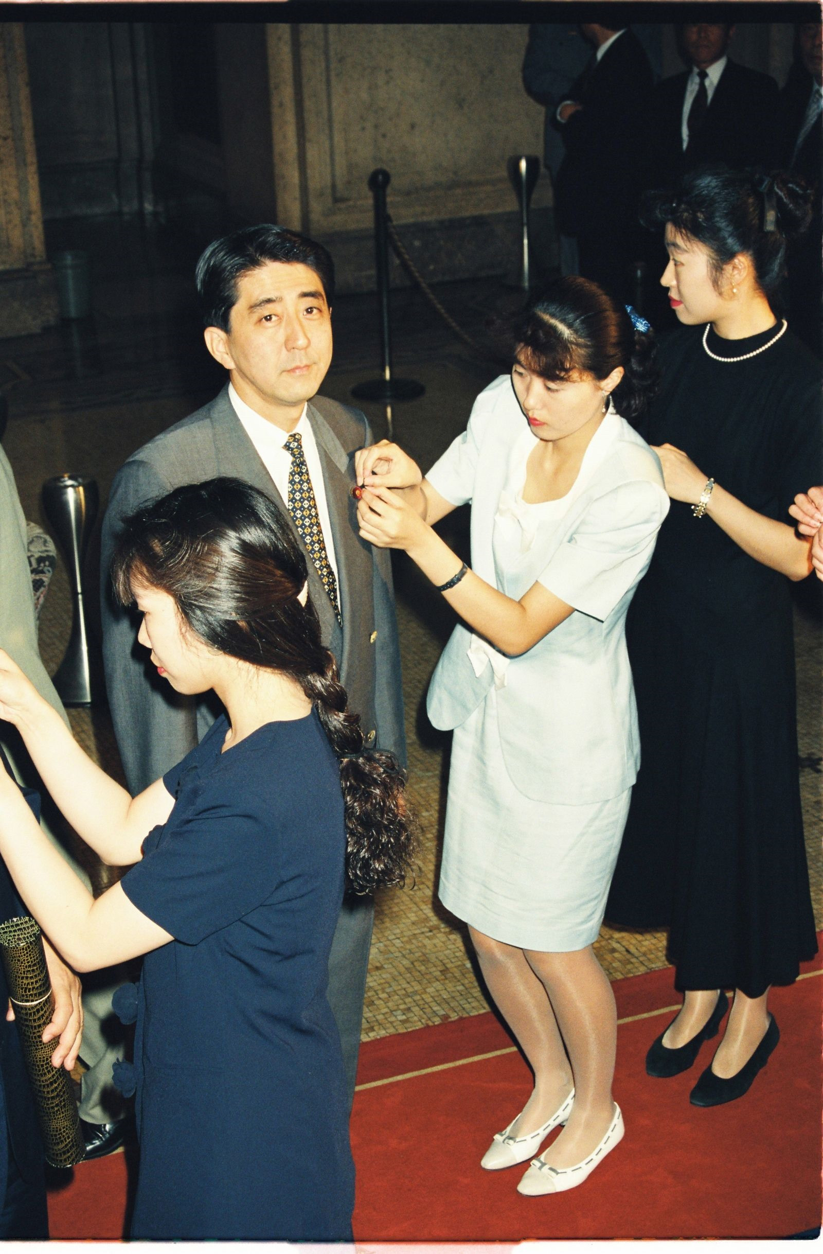 Ông Abe, một nghị sĩ mới được bầu, có ghim thành viên của mình được gắn khi ông tham dự phiên họp đầu tiên của quốc hội vào ngày 5 tháng 8 năm 1993. Ảnh: Gettyimages