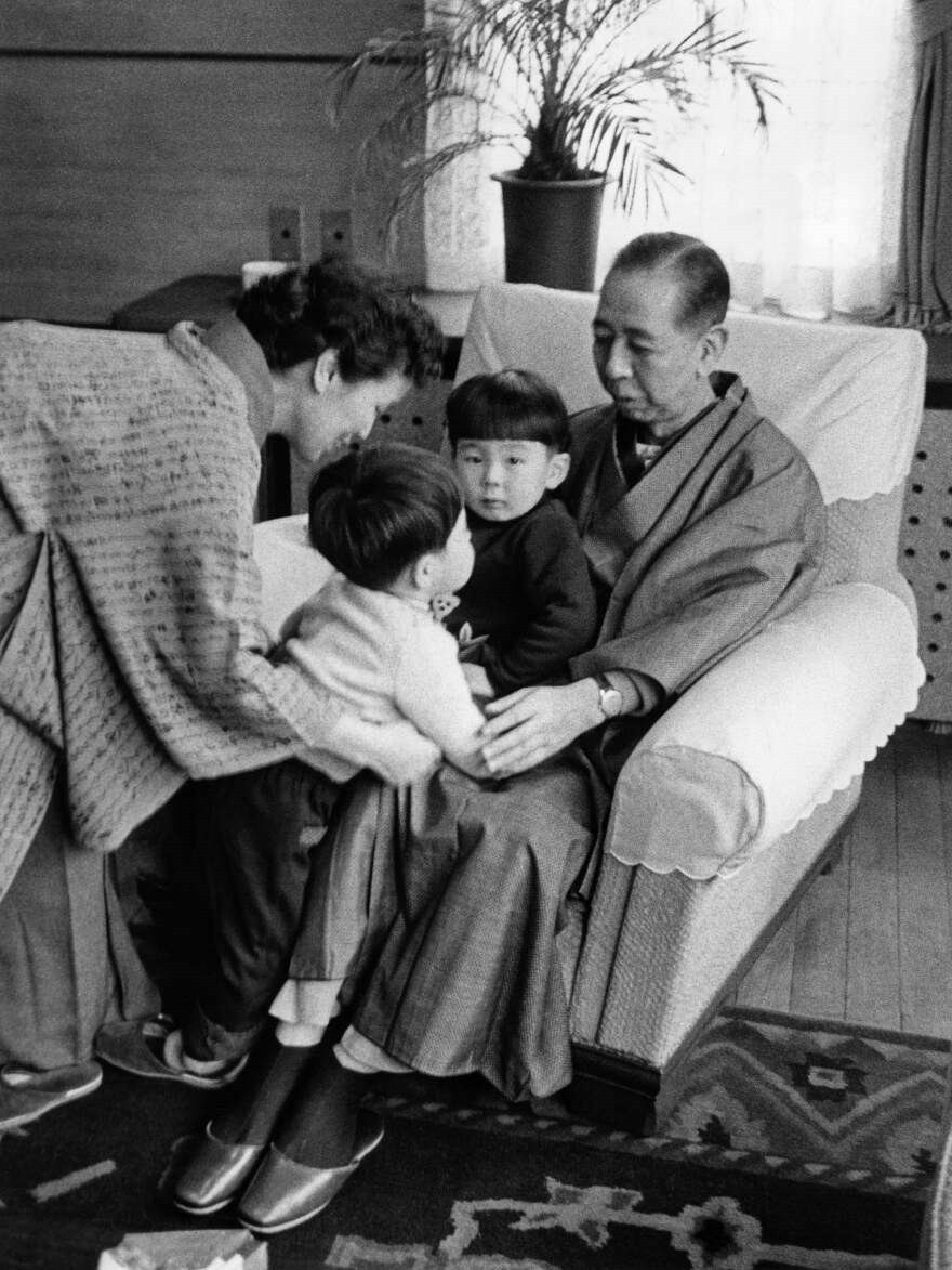 Ông Shinzo Abe sinh ngày 21.9.1954 tại Tokyo, Nhật Bản, là con trai của cố Ngoại trưởng Nhật Bản Shintaro Abe và cháu ngoại của cố Thủ tướng Nobusuke Kishi. Trong ảnh, ông Shinzo Abe ngồi trong lòng ông ngoại Kishi. Ảnh: Gettyimages