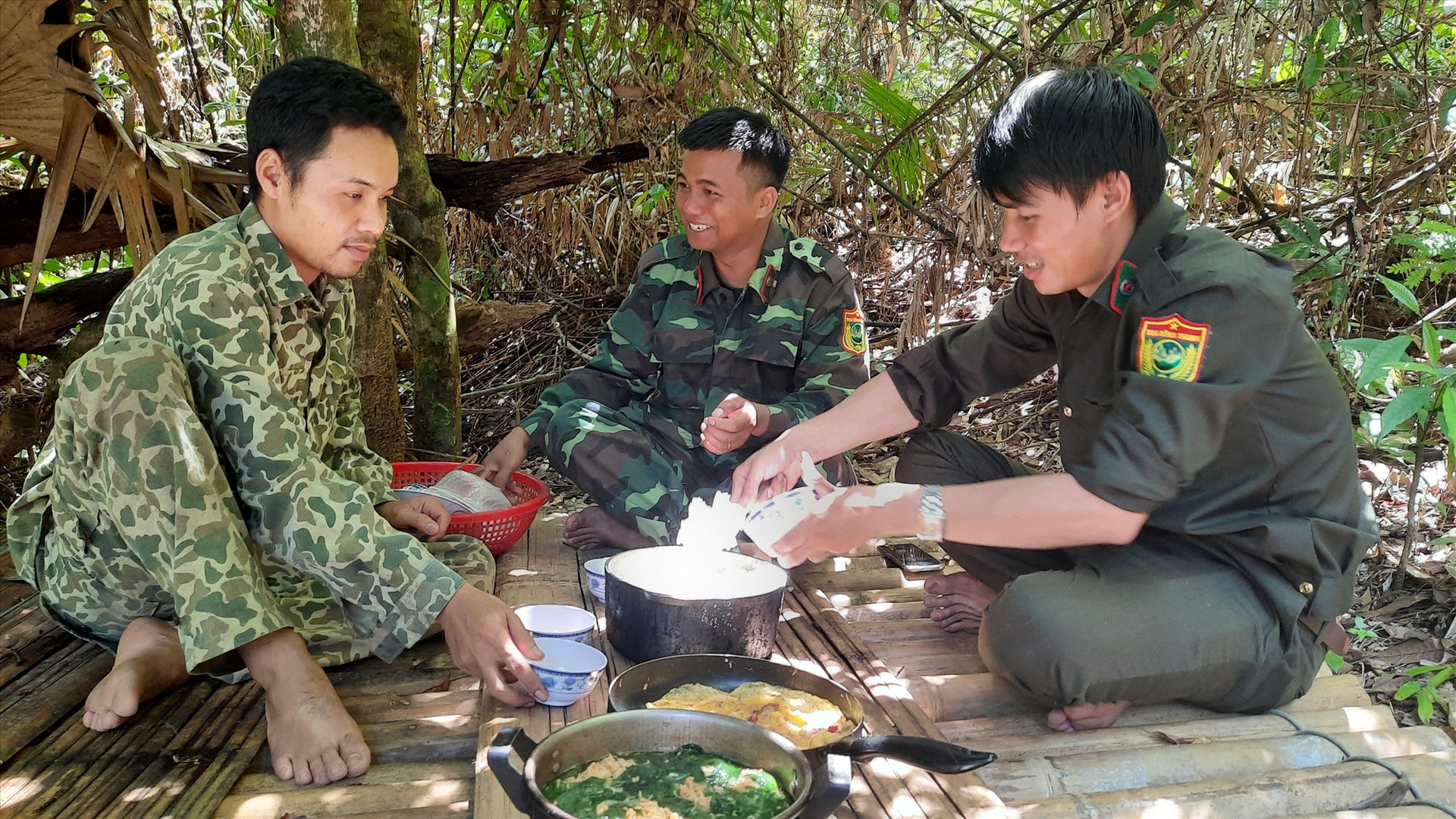 Bữa cơm trưa giữa rừng của lực lượng bảo vệ VQG sông Thanh. Ảnh: T.L