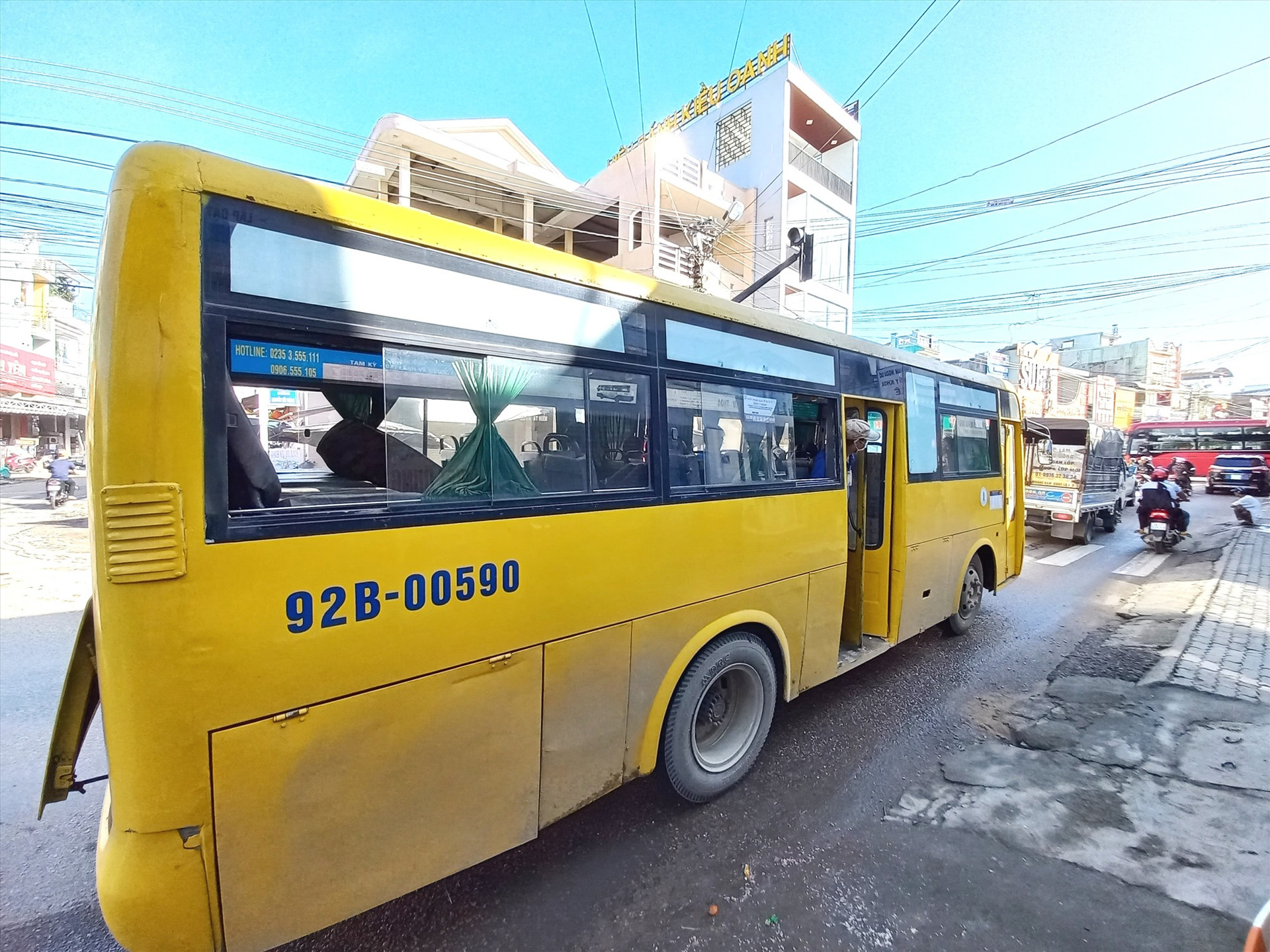 Một trong những xe buýt do QNABUS khai thác từ Tam Kỳ đi Đại Lộc và ngược lại. Ảnh: CT