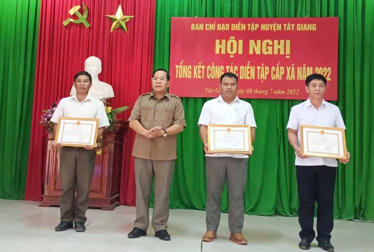 Ông Bhling Mia, Bí thư Huyện ủy Tây Giang tặng Giấy khen cho 3 tập thể có thành tích xuất sắc trong công tác diễn tập chiến đấu và diễn tập PCTT-CHCN cấp xã năm 2022. Ảnh: Đ.H