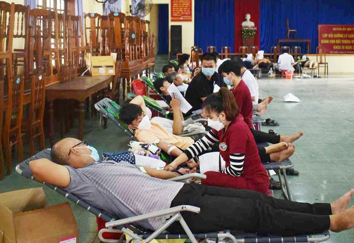 Người dân Núi Thành hiến máu tình nguyện vào sáng 9.7. Ảnh: N.Q