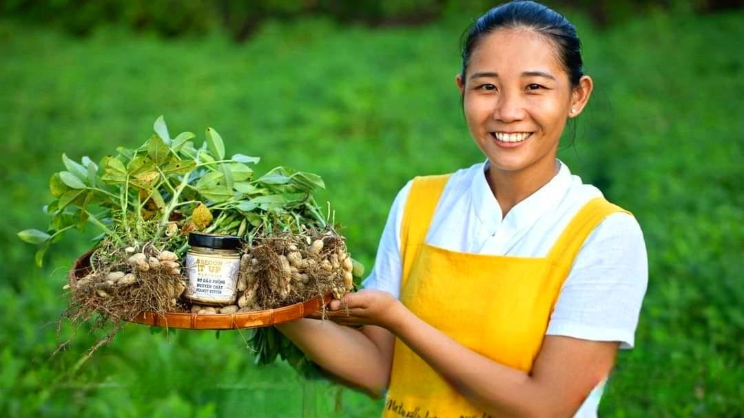 Chị Lê Thị Thảo với sản phẩm bơ đậu phộng, đăng ký tham gia OCOP năm 2022. Ảnh: NVCC