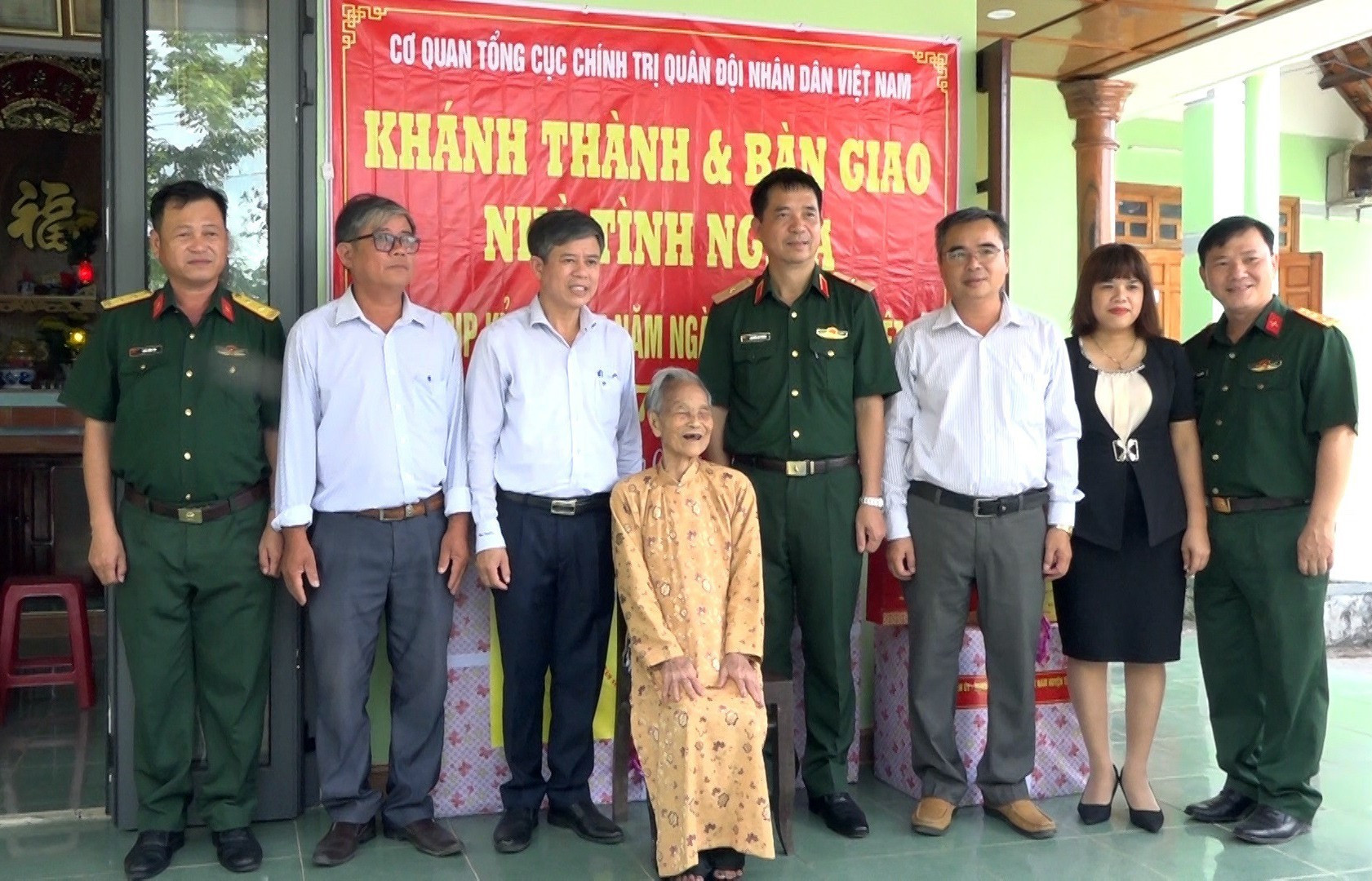 Thiếu tướng Nguyễn An Phong và lãnh đạo huyện Thăng Bình trao nhà tình nghĩa cho Mẹ VNAH Nguyễn Thị Tú. Ảnh: T.N