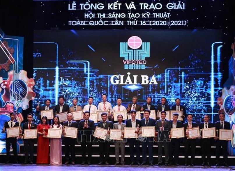Đề tài sáng kiến của Hoàng Ngọc Chung được nhận giải ba Hội thi sáng tạo kỹ thuật toàn quốc lần thứ 16. Ảnh: C.T.V