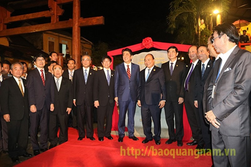 Cựu Thủ tướng Abe Shinzo (bên trái Chủ tịch nước Nguyễn Xuân Phúc) tại sự kiện khai trương “Không gian văn hóa Việt Nam - Nhật Bản” tối 11.11.2017 tại TP.Hội An.