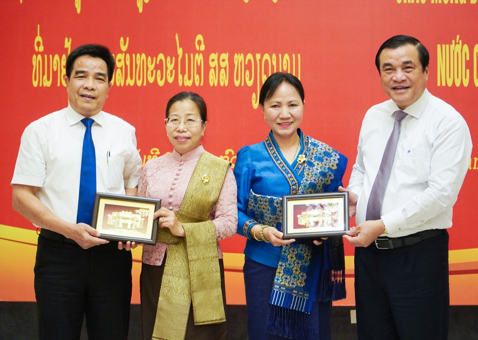 Quang Nam leaders gives souvenirs to the Laotian Women's Union