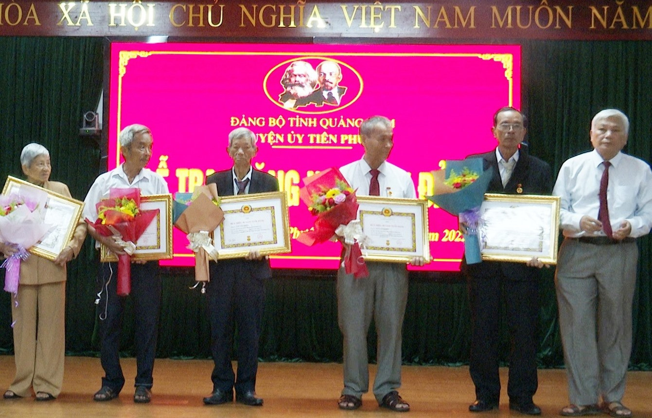 Tiên Phước trao Huy hiệu 55 năm, 50 năm tuổi Đảng cho một số đảng viên trên địa bàn. Ảnh. N.HƯNG