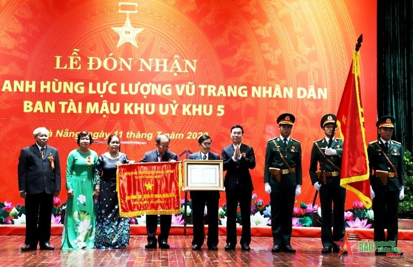 Thừa ủy quyền của Chủ tịch nước, đồng chí Võ Văn Thưởng trao danh hiệu Anh hùng LLVT nhân dân tặng Ban Tài mậu Khu ủy Khu 5.