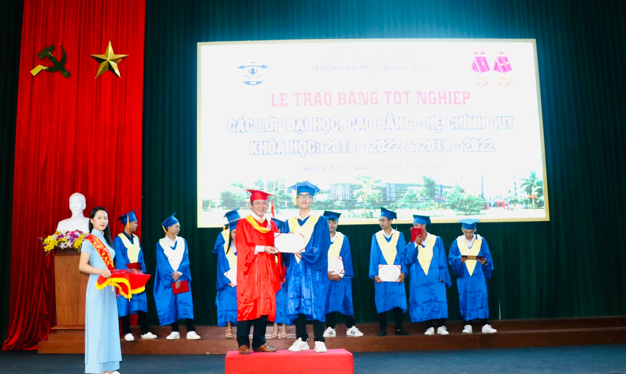 PGS.TS Huỳnh Trọng Dương – Hiệu trưởng Nhà trường trao bằng cho các tân cử nhân. Ảnh: Đinh Hùng