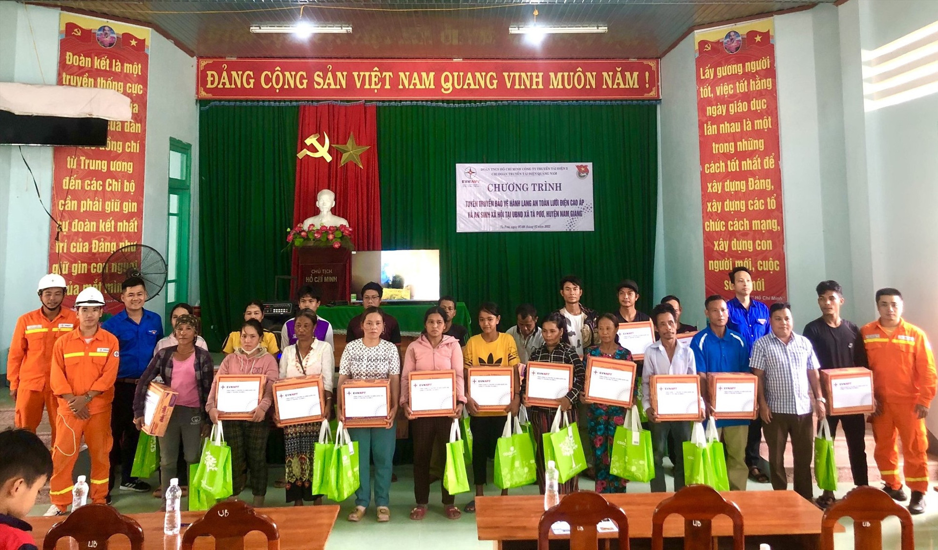 Truyền tải điện Quảng Nam trao quà cho các hộ dân sinh sống dọc tuyến đường dây có hoàn cảnh khó khăn.