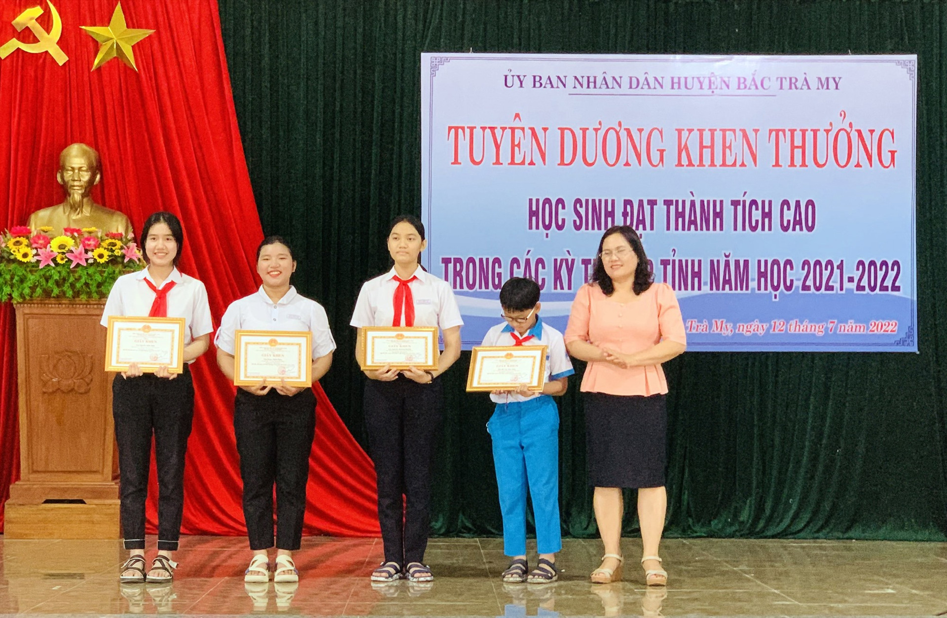 Bà Nguyễn Thị Tuyết Thanh – Bí thư Huyện ủy Bắc Trà My trao thưởng cho các em học sinh đạt giải cao tại các kỳ thi.