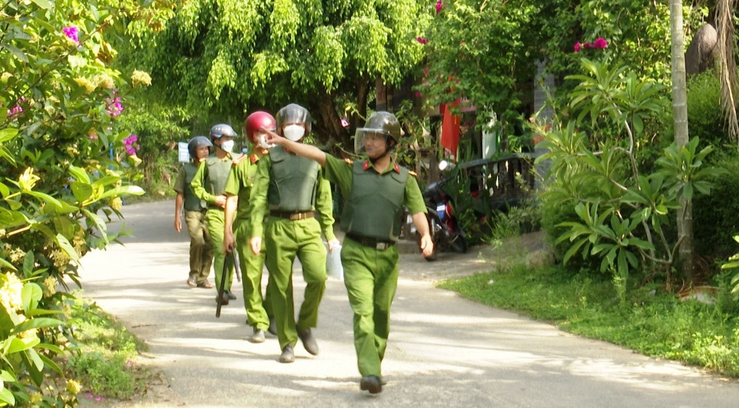 Cùng với việc triển khai mô hình camera an ninh, lực lượng Công an xã Tiên Cảnh cũng tăng cương tuần tra, đảm bảo ANTT trên địa bàn. Ảnh. N.HƯNG