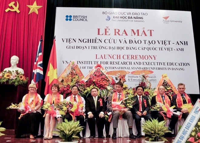 Vinh danh và tri ân các tổ chức, cá nhân đã hỗ trợ dự án Đại học Việt - Anh (ảnh chụp năm 2014). Trong ảnh: TS. Phùng Tấn Viết thời điểm làm Phó Chủ tịch UBND thành phố Đà Nẵng (thứ ba, từ trái sang). Ảnh: T.NGỌC