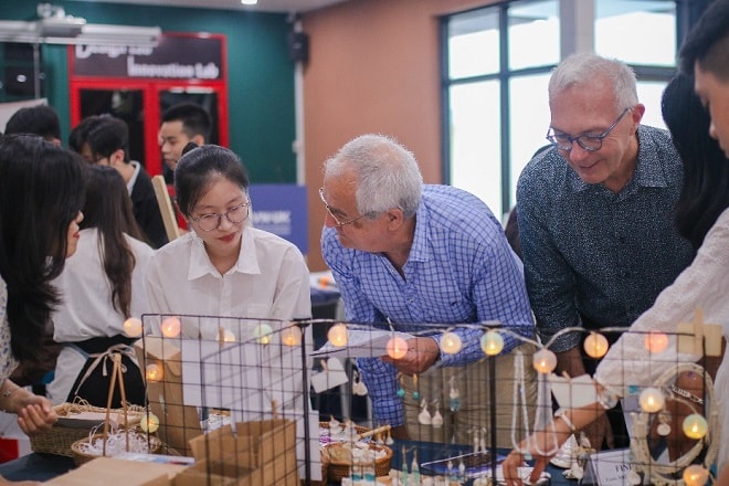 Sinh viên VNUK trình bày ý tưởng về dự án cuối môn học Địa lý du lịch trước hai vị giám khảo là ông John Hamilton - Giám đốc Marketing của InterContinental Đà Nẵng (bìa phải) và ông Jose Gavinha - Tiến sĩ Địa lý du lịch (giữa).