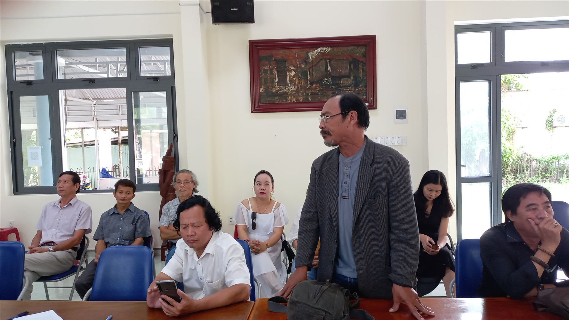 Nhà thơ Phùng Tấn Đông phát biểu tại cuộc họp