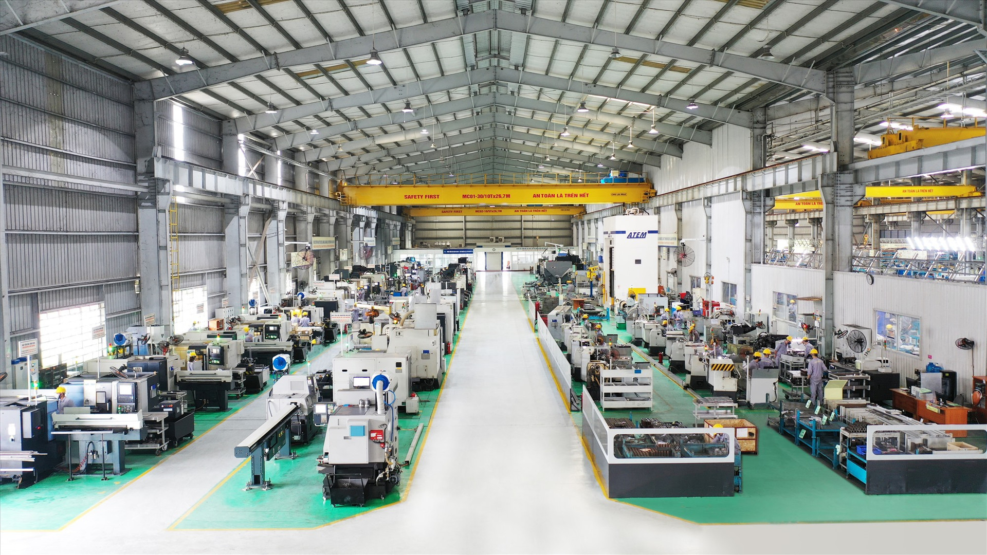 Các nhà máy của THACO Industries đều được trang bị hệ thống dây chuyền, công nghệ hiện đại, đồng bộ, được chuyển giao từ Đức, Thụy Sĩ, Nhật Bản, Hàn Quốc...