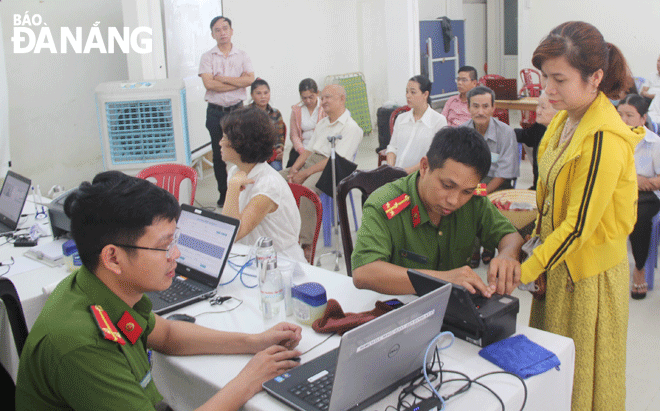 Công an thành phố Đà Nẵng làm căn cước công dân cho người dân. Ảnh: ĐẮC MẠNH