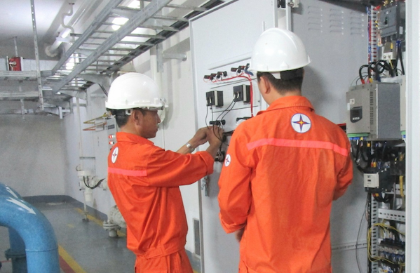 Thường xuyên duy tu, bảo dưỡng máy móc đảm bảo an toàn công tác phát điện của Nhà máy Thủy điện sông Bung 4. Ảnh QL
