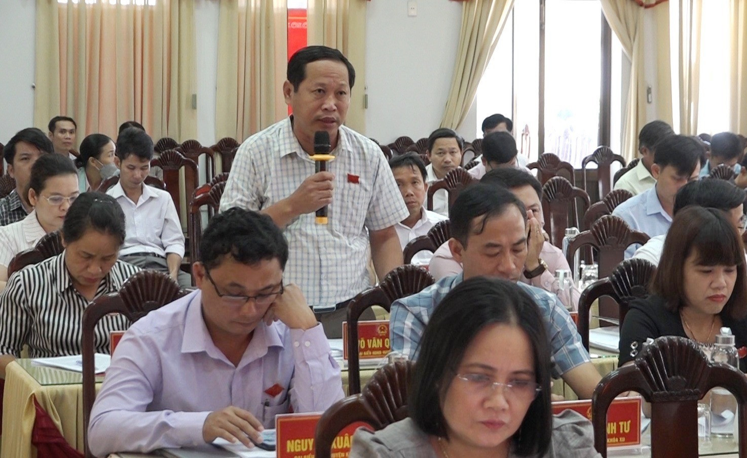 Các đại biểu HĐND huyện Thăng Bình tham gia thảo luận