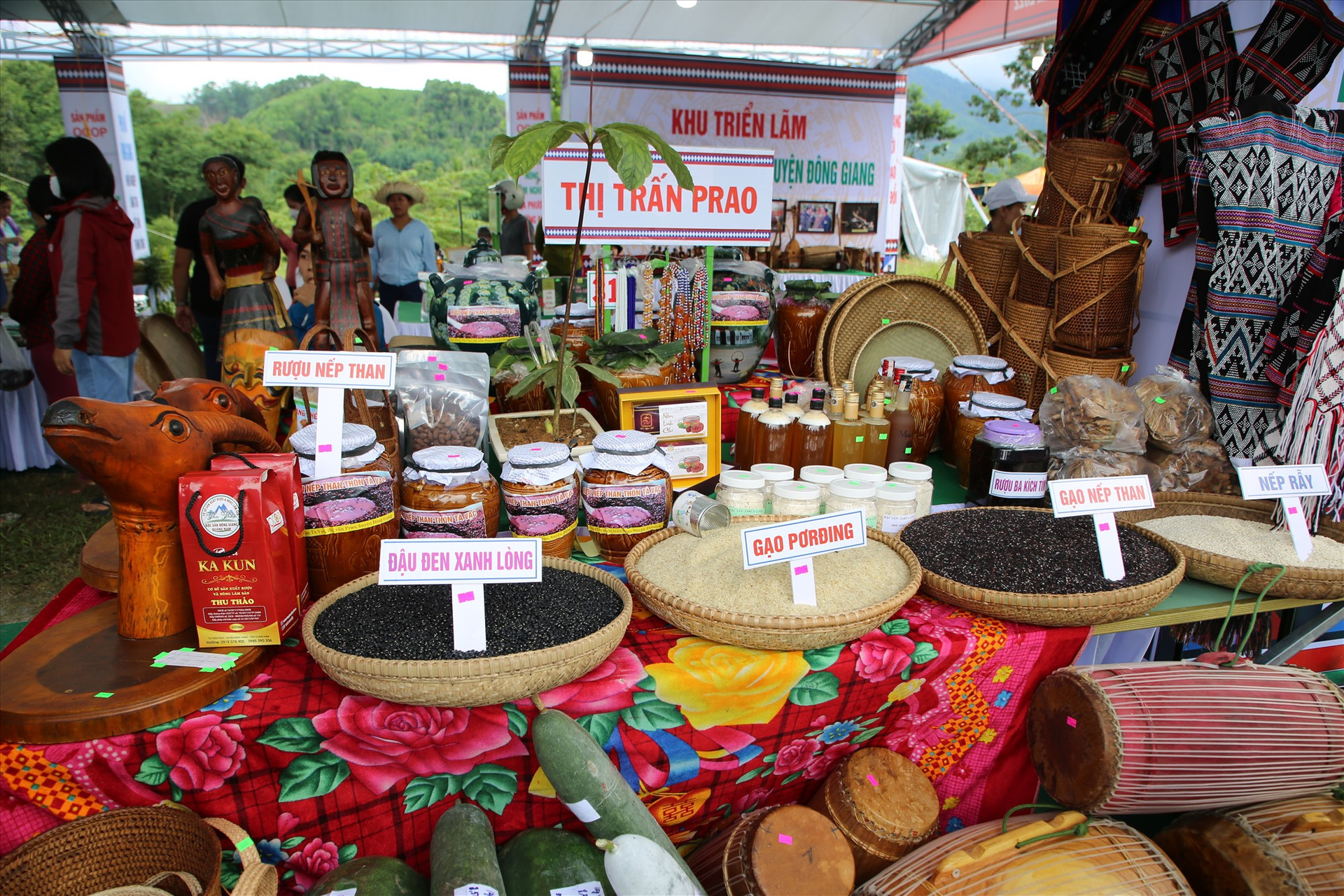 Rất nhiều các sản phẩm đặc trưng được trưng bày tại hội chợ nông sản. Ảnh: A.N