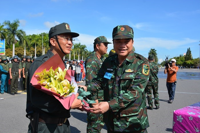 Đồng chí Phan Việt Cường, Bí thư Tỉnh ủy Quảng Nam tặng hoa, chúc mừng lực lượng diễn tập
