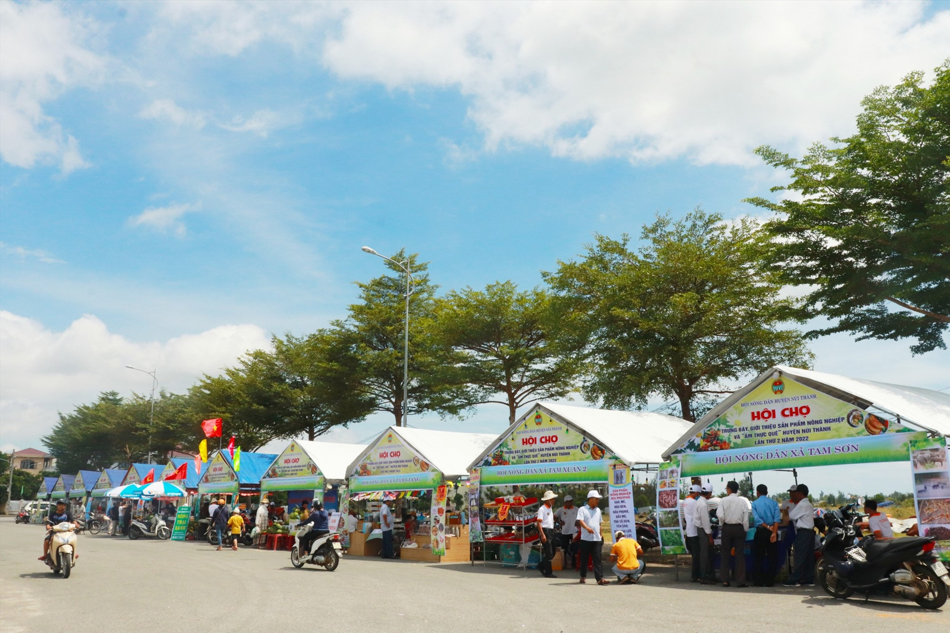 Hội chợ được tổ chức tại Quảng trường huyện Núi Thành.
