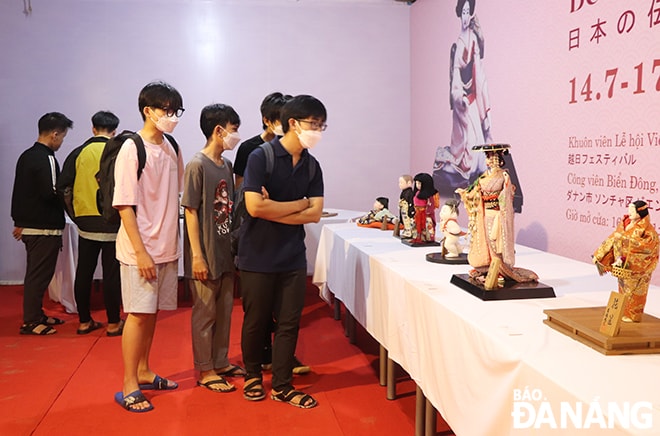 Sự kiện lần này có triển lãm búp bê truyền thống Nhật Bản lần đầu tiên được tổ chức tại Đà Nẵng. Ảnh: XUÂN DŨNG