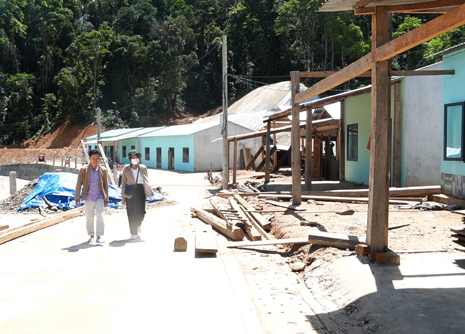 Người dân vùng cao Phước Sơn sửa chữa nhà kiên cố để phòng tránh mưa bão. Ảnh: TẤN SỸ