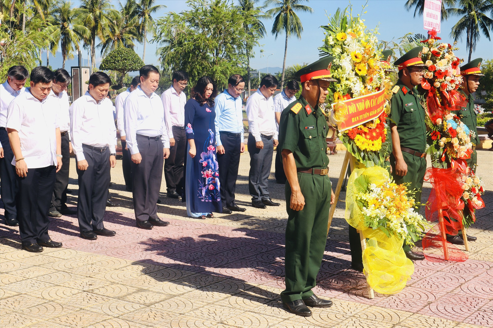 Phút mặc niệm tri ân các anh hùng liệt sỹ của đoàn công tác tại nghĩa trang liệt sỹ thị xã Điện Bàn. Ảnh: Q.T