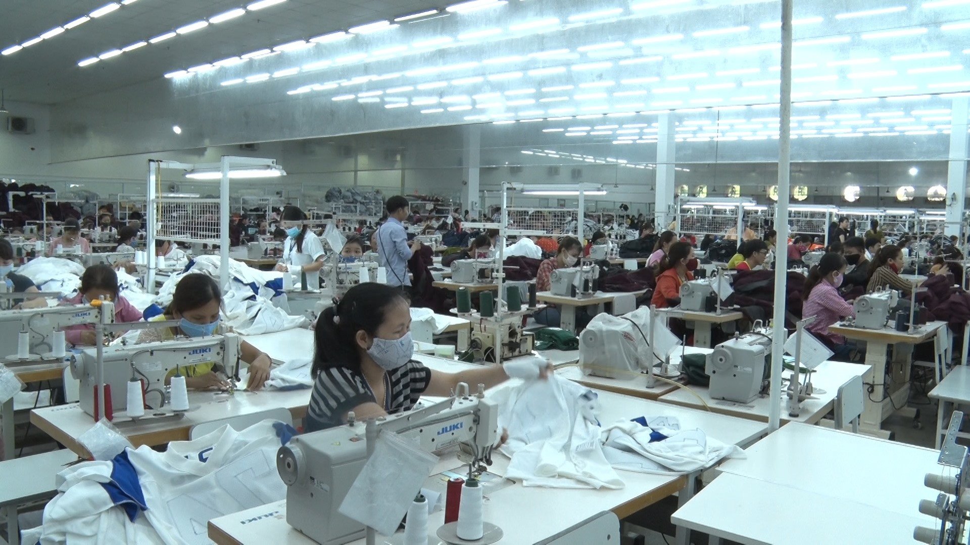 Toàn huyện Phú Ninh có 5.712 cơ sở ở nhóm sản xuất, kinh doanh, tăng 448 cơ sở so với năm 2017. Ảnh: Đ.C