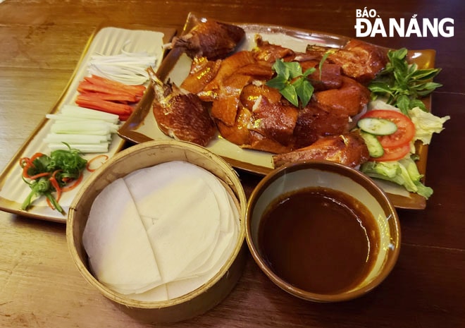 Món vịt quay Bắc Kinh  thơm ngon, đậm vị. Ảnh: Đ.L
