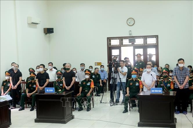 Các bị cáo trình diện trước Hội đồng xét xử sáng 12-7-2022.