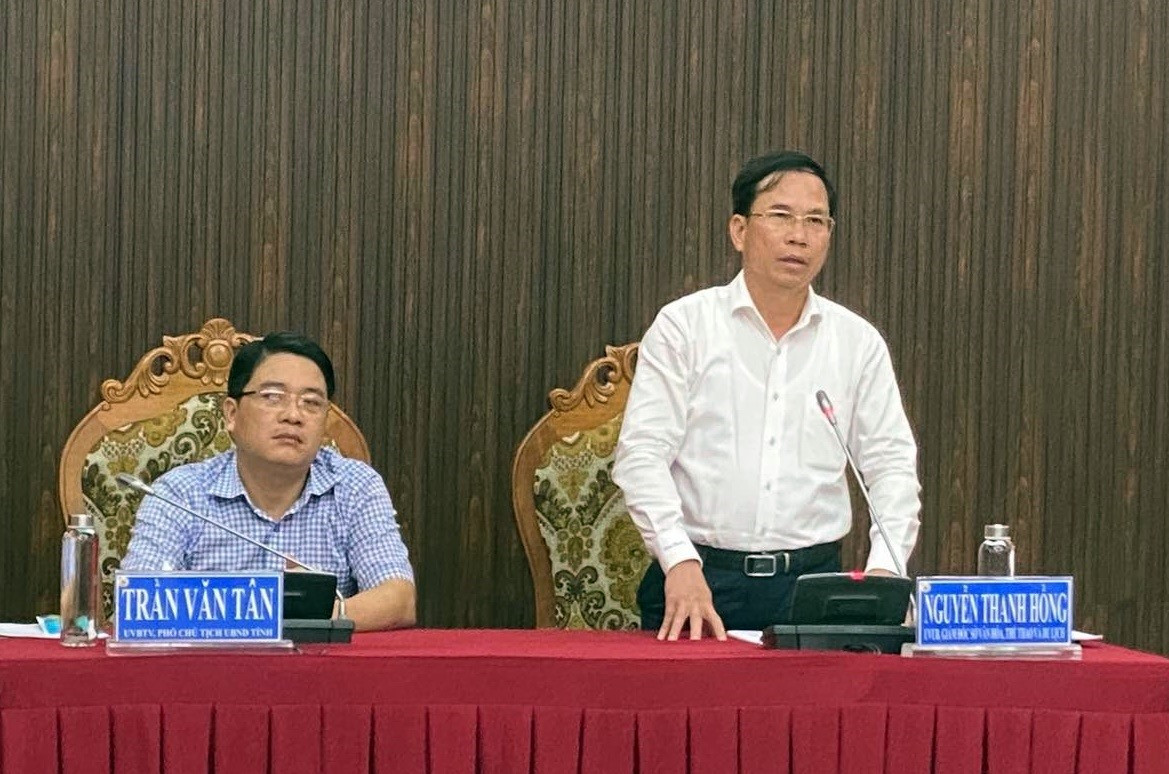 Ông Nguyễn Thanh Hồng (đứng) đề xuất Bộ VH-TT&DL tăng nguồn lực hỗ trợ cho Quảng Nam bảo tồn, phát huy giá trị văn hóa tại Hội nghị trực tuyến chiều 15.7. Ảnh: K.L