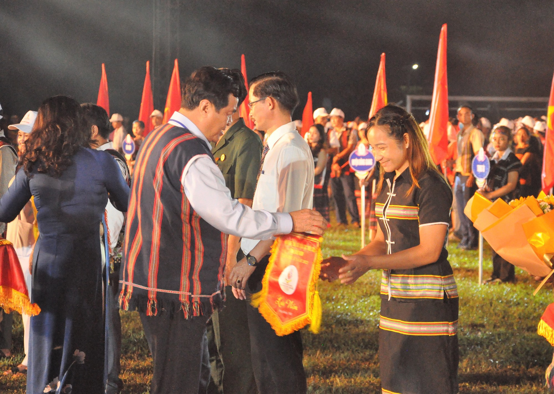 Bí thư Tỉnh ủy Phan Việt Cường tặng cờ lưu niệm cho các địa phương tham gia. Ảnh: T.V