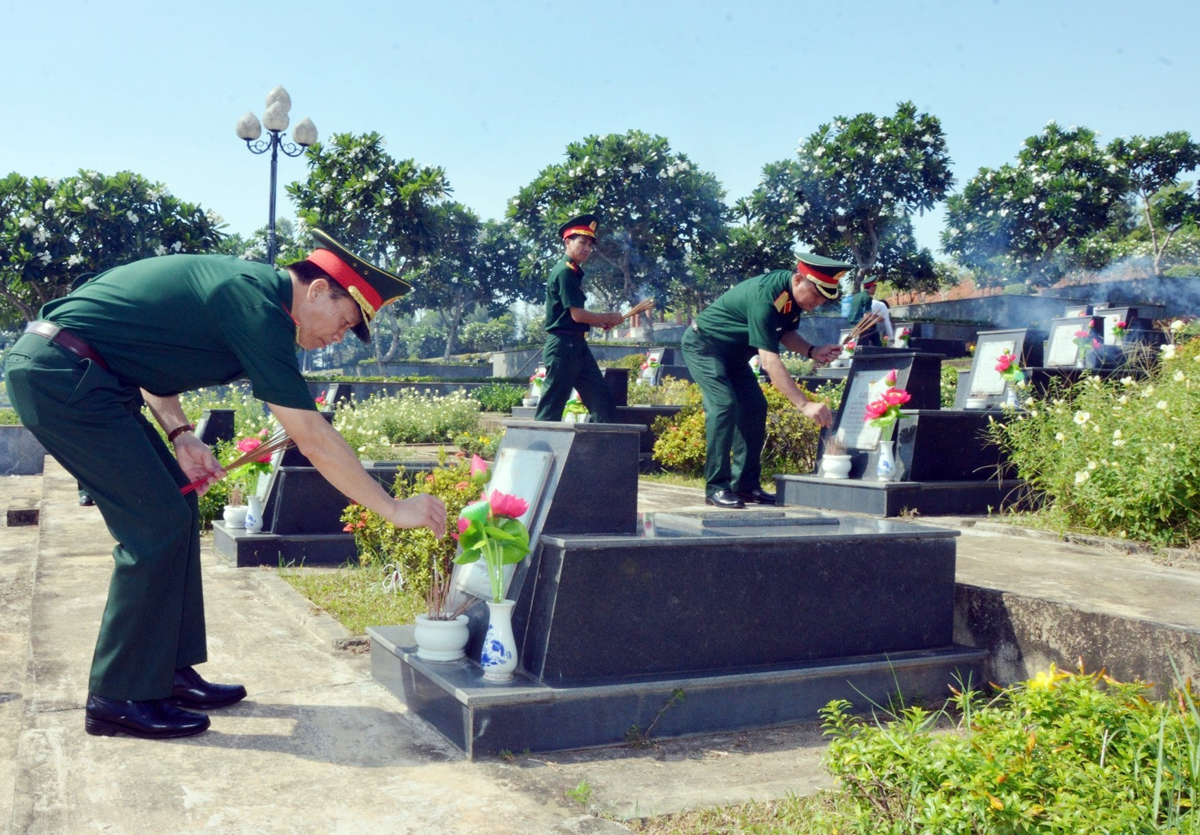 Đoàn công tác BQP Viếng hương nghĩa trang liệt sĩ.