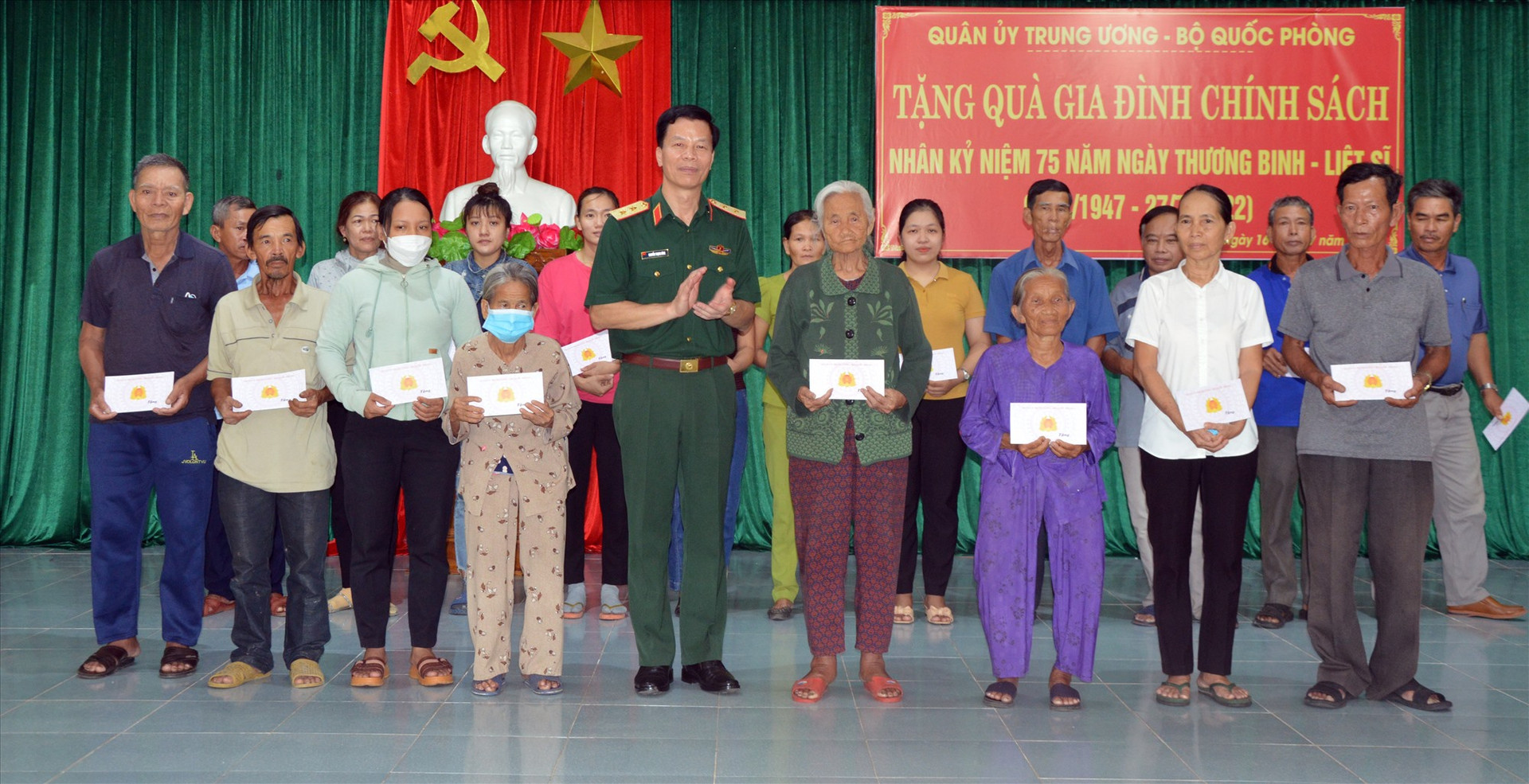 Trung tướng Nguyễn Trọng Bình, Phó Tổng Tham mưu trưởng QĐND Việt Nam tặng quà cho các đối tượng chính sách tại xã Tam Phú, Tp Tam Kỳ.