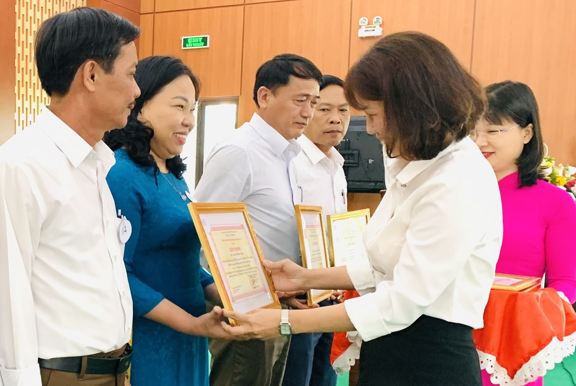 Trao giấy khen của Tổng Giám đốc Ngân hàng Chính sách xã hội Việt Nam cho các cá nhân có thành tích xuất sắc. Ảnh: N.T